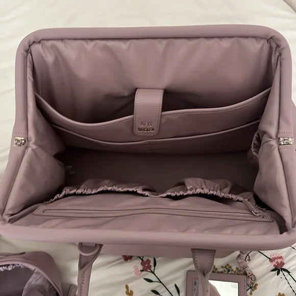 🌸🌸🌸🌸BEIS WICKED 👸🏻 BUNDLE CARRYON, BACKPACK AND COSMETIC CASE NEW 🌸🌸🌸🌸 - Picture 10 of 11